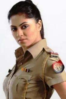 Kavita Kaushik como: Amrit Kaur