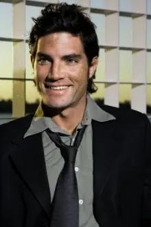 Víctor González como: Emilio Palacios