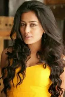 Nidhi Subbaiah como: Madhuri Singh