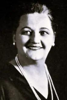 Lucille Ward como: Police Chief's Wife