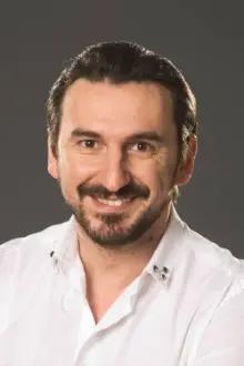Xhevdet Jashari como: Simon