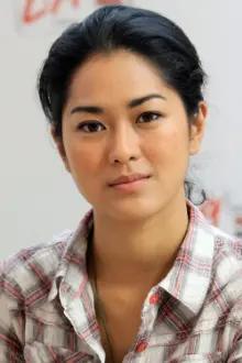Prisia Nasution como: Julia