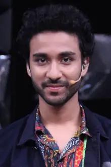 Raghav Juyal como: Host