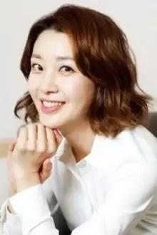 Lee Ah-hyeon como: Aunt