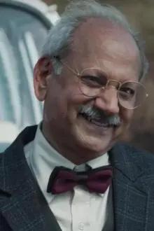 Ramakant Dayma como: Kiran's Father