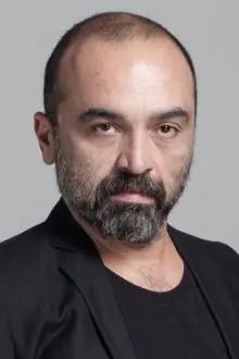 Ayhan Taş como: Tamirci