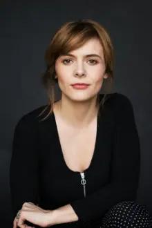 Alexa-Jeanne Dubé como: Laurie