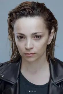 Teona Dolnikova como: Elizabeth