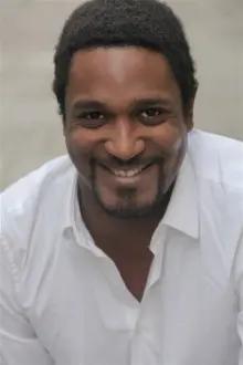Daniel Njo Lobé como: Idriss Toma