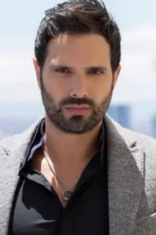 Alejandro Estrada como: Esteban