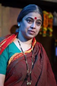 Medha Manjrekar como: Kaveri Ganpat Belwalkar