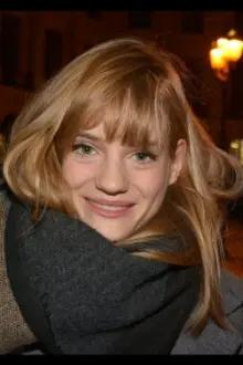 Noémie Schmidt como: Angèle Maury