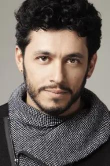 Santiago Alarcón como: Maximiliano Velandia