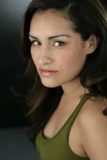 Nicole Shalhoub como: Mia