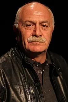 Orhan Aydın como: Muhtar