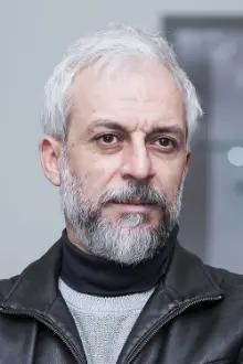 Kazem Sayyahi como: Ghorab