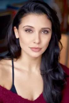 Emily Shah como: Roshni Thakkar