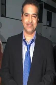Ravi Behl como: Ravi V. Rastogi