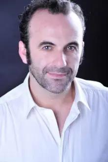 Antonio Reyes como: José