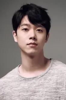 Jeon Seong-woo como: Young Lee Pil-Yong