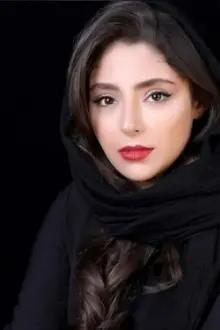 Hasti Mahdavifar como: Alma Pourasmail