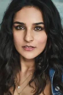 Angira Dhar como: Shahana Arora