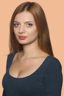 Weronika Humaj como: Mania Ziębicka