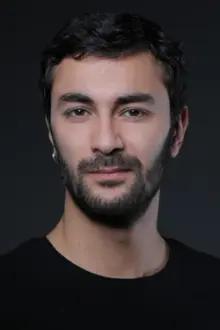 Mehmet Korhan Fırat como: Ekrem Erten