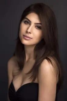 Elnaaz Norouzi como: Mona