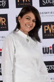 Lubna Salim como: Manjiri Sarnaik