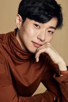 Yun Jong-seok como: Min Hyun-wook