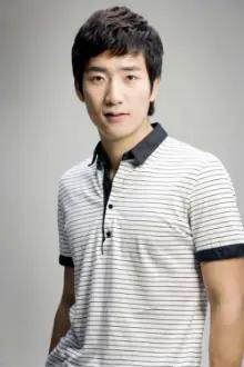 Kang Seo-Joon como: Lee Dong-Young