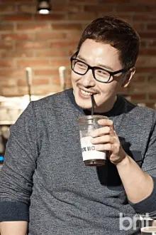 Kim Poong como: Host
