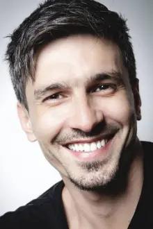 Rafael Ernesto Hernández como: Mario