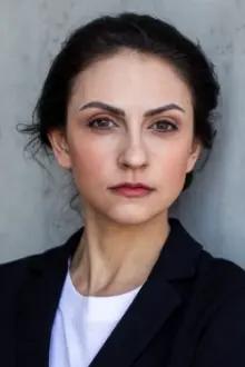 Katharina Derr como: Tina