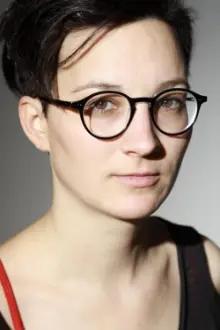 Stefanie Mühlhan como: Möllerin (Irms Kollegin)