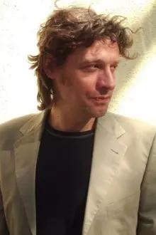 Benjamin Völz como: Hubert