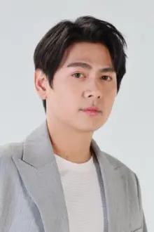 Bom Phongsakon Tosuwan como: "Thot" Thotsaphol [Doctor]