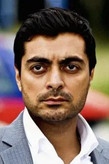 Alyy Khan como: Mikaeel