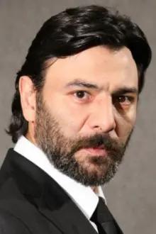 Ali Başar como: Dr. Ateş