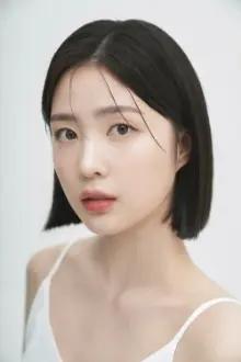 Shin So-hyun como: Han Cho-hyeon
