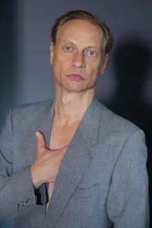 Victor Schefé como: Walter 'Waltraud' Gutbrod