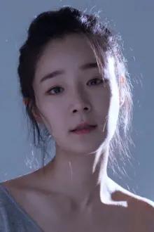 Lee Ga-kyung como: Joo Ri
