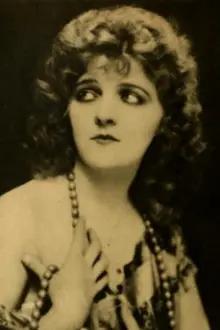 Miss DuPont como: Joan Coolidge