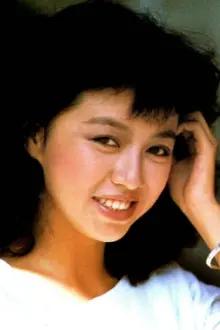 Joan Tong Lai-Kau como: Mdm Tong Suk Yee