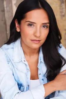 Vanessa Benavente como: Ms. Torres