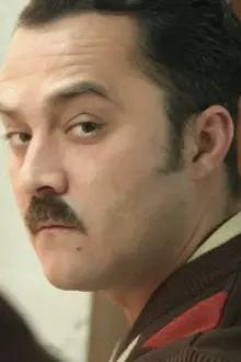 Volkan Baş como: Mustafa