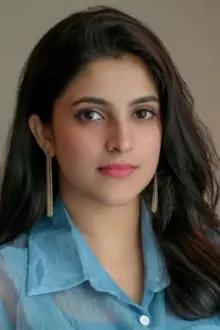 Meenakshi Dinesh como: Naina