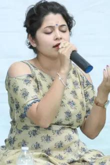 Damini Bhatla como: Damini Bhatla