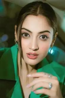 Aditi Sharma como: Roshni Ahmad